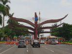 sejumlah-kendaraan-nampak-mengatre-di-pintu-utama-tmii.jpg