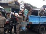 sejumlah-motor-diangkut-truk-satpol-pp.jpg