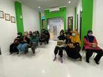 sejumlah-pasien-mengantre-berobat-di-klinik-utama-dewi-sartika-setiabudi.jpg