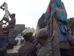 sejumlah-petugas-satpol-pp-nampak-membawa-sebuah-gerobak-berisi-jas-hujan-yang-dijual-oleh-para-pkl.jpg