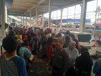 sejumlah-pkl-yang-berada-di-bawah-jpm-tanah-abang-saat-ditertibkan-petugas-satpol-pp.jpg