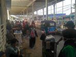 sejumlah-pkl-yang-berjualan-di-bawah-jpm-tanah-abang.jpg