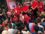 sekjen-pdip-hasto-kristiyanto-saat-menghadiri-kegiatan-makan-bersama-warga-jakarta.jpg
