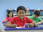 seorang-anak-yang-sedang-mengerjakan-lembar-soal-kerja-kumon-dengan-perasaan-senang.jpg