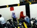 seorang-emak-emak-berkerudung-merah-menangis-histeris-karena-terbawa-kapal.jpg