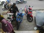 seorang-pengendara-motor-terekam-cctv-ketika-mengambil-hp-dari-dasboard-honda-beat.jpg