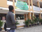seorang-pria-menatap-spanduk-ppdb-di-sdn-rawa-buntu-01-serpong-tangsel-rabu-1262019.jpg