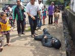 seorang-pria-terkulai-lemas_20180702_121910.jpg