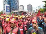 serikat-buruh-dari-berbagai-federasi-dihadang-pihak-kepolisian-di-kawasan-jalan-sudirman.jpg