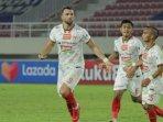 simic-selebrasi-goal-ke-gawang-psm.jpg