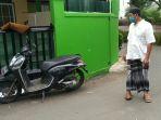 simin-tunjukan-lokasi-motornya-terparkir.jpg