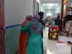siswi-sd-mawar-13-memakai-baju-oranye.jpg