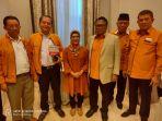 siti-nur-azizah-berfoto-bersama-ketua-umum-partai-hanura-oesman-sapta-odang.jpg