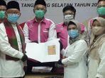 siti-nur-azizah-dan-ruhamaben-di-kantor-kpu-tangsel.jpg
