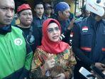 siti-nur-azizah-saat-menemui-komunitas-ojek-online-di-tangsel.jpg
