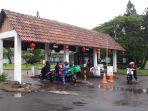 situasi-di-depan-gerbang-perumahan-pantai-mutiara-1.jpg