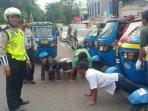 sopir-bajaj-push-up.jpg