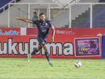 striker-arema-fc-carlos-fortes-sedang-menguasai-bola-dalam-laga-pekan-keenam-liga-1-2021.jpg