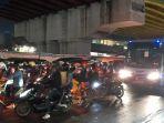 suasana-arus-mudik-lebaran-2022-di-jalan-kh-noer-ali-kalimalang-simpang-bcp-kota-bekasi.jpg