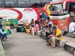 suasana-keberangkatan-penumpang-yang-mudik-dengan-bus-di-terminal-kampung-rambutan.jpg