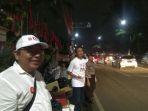 suasana-pembagian-stiker-sampai-kaos-kepada-pengendara-yang-melintas-di-depan-gor-ciracas.jpg