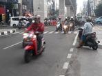 suasana-pengendara-motor-maupun-mobil-lawan-arah-di-are.jpg