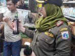 suasana-penggerebekan-miras-di-pejaten-barat-pada-rabu-2472019.jpg