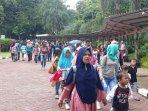 suasana-pengunjung-ragunan.jpg