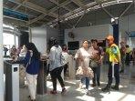 suasana-penumpang-di-stasiun-cakung.jpg