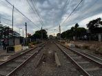 suasana-rel-kereta-api-yang-menuju-ke-stasiun-palmerah.jpg