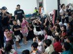 suasana-riang-anak-anak-yang-dihibur-oleh-para-abang-none.jpg