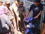 suasana-saat-satpol-pp-jakarta-pusat-menertibkan-pkl-yang-berjuala.jpg