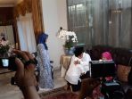 suasana-sungkeman-yang-dilakukan-oleh-arief-dan-sang-istri_20180627_093701.jpg