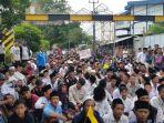 suasana-unjuk-rasa-ratusan-santri-yang-menutup-jalan-kampung-melayu-teluknaga.jpg