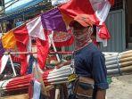 sukron-40-petani-asal-cirebon-yang-menjadi-tukang-bendera.jpg