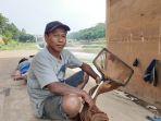 sulaeman-pencari-cacing-di-aliran-kbt-duren-sawit-1.jpg
