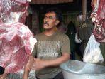tampak-pedagang-daging-sapi-di-pasar-kramat-jati-jakarta-timur-senin-442022.jpg