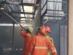 tampak-personel-damkar-jakarta-timur-saat-proses-pemadaman-api.jpg