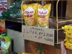 tampak-rak-minyak-goreng-di-kios-sembako-taufik-62-yang-hanya-tersisa-dua-kemasa.jpg
