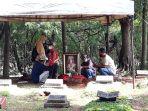 tampak-warga-berziarah-ke-makam-dorce-gamalama-di-tpu-bantar-jati.jpg