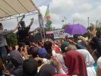 tangkapan-layar-video-diduga-bagi-bagi-uang-oleh-relawan-pasangan-capres-cawapres-01-jokowi.jpg