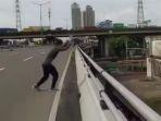 tangkapan-layar-video-viral-aksi-parkour-seorang-pria-melompat-dari-jalan-layang.jpg