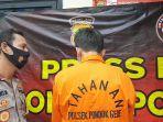 tersangka-pembacokan-kolay-bersama-kapolsek-pondok-gede-kompol-jimmy-marthin.jpg