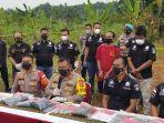 tersangka-us-42-yang-terlihat-kemayu-saat-merekonstruksi-perbuatan-kejiny.jpg