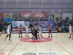 tim-basket-sma-kolese-kanisius-dan-sma-advent-1-jakarta-bersiap-melakukan-tip-off.jpg