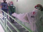 tim-medis-pmi-kota-malang-saat-mengevakuasi-korban-yang-ditemukan-tewas-dalam-kamar.jpg