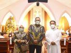 tri-adhianto-saat-melakukan-kunjungan-ke-gereja-santa-clara-kota-bekasi.jpg