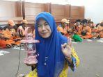 tri-sugiarti-selaku-direktur-bank-sampah-tri-alam-lestari.jpg