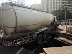 truk-kontainer-berisi-semen-terjeblos-di-depan-gedung-thamrin-city-jakarta-pusat-rabu-18122019.jpg