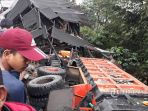 truk-tabrak-warung-2_20180128_174257.jpg